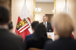 Landeshauptmann Mag. Thomas Stelzer verleiht Dekrete zur Verlängerung und Neubestellung im Landesdienst.