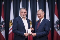 Landeshauptmann Mag. Thomas Stelzer überreicht Landesauszeichnungen an ehemalige Kommunalpolitikerinnen und Kommunalpolitiker.