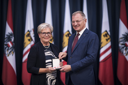 Landeshauptmann Mag. Thomas Stelzer überreicht Landesauszeichnungen an ehemalige Kommunalpolitikerinnen und Kommunalpolitiker.