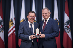 Landeshauptmann Mag. Thomas Stelzer überreicht Landesauszeichnungen an ehemalige Kommunalpolitikerinnen und Kommunalpolitiker.
