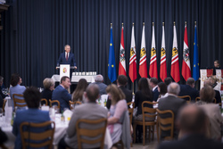 Landeshauptmann Mag. Thomas Stelzer überreicht Landesauszeichnungen an ehemalige Kommunalpolitikerinnen und Kommunalpolitiker.