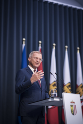 Landeshauptmann Mag. Thomas Stelzer überreicht Landesauszeichnungen an ehemalige Kommunalpolitikerinnen und Kommunalpolitiker.