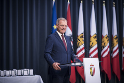 Landeshauptmann Mag. Thomas Stelzer überreicht Landesauszeichnungen an ehemalige Kommunalpolitikerinnen und Kommunalpolitiker.