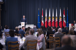 Landeshauptmann Mag. Thomas Stelzer überreicht Landesauszeichnungen an ehemalige Kommunalpolitikerinnen und Kommunalpolitiker.