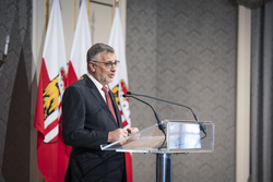 Landeshauptmann Mag. Thomas Stelzer und Bildungsdirektor Mag. Dr. Al­fred Klamp­fer, B. A. überreichen Dekrete an neue Direktorinnen und Direktoren im allgemeinbildenden Pflichtschulbereich.