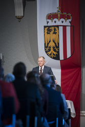 Landeshauptmann Mag. Thomas Stelzer und Bildungsdirektor Mag. Dr. Al­fred Klamp­fer, B. A. überreichen Dekrete an neue Direktorinnen und Direktoren im allgemeinbildenden Pflichtschulbereich.