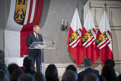 Landeshauptmann Mag. Thomas Stelzer und Bildungsdirektor Mag. Dr. Al­fred Klamp­fer, B. A. überreichen Dekrete an neue Direktorinnen und Direktoren im allgemeinbildenden Pflichtschulbereich.