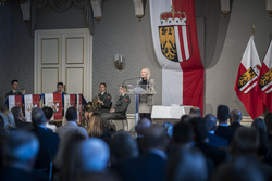 Landeshauptmann Mag. Thomas Stelzer und Bildungsdirektor Mag. Dr. Al­fred Klamp­fer, B. A. überreichen Dekrete an neue Direktorinnen und Direktoren im allgemeinbildenden Pflichtschulbereich.