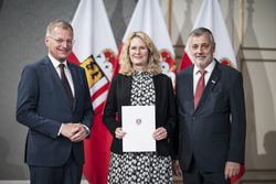 Landeshauptmann Mag. Thomas Stelzer und Bildungsdirektor Mag. Dr. Al­fred Klamp­fer, B. A. überreichen Dekrete an neue Direktorinnen und Direktoren im allgemeinbildenden Pflichtschulbereich.