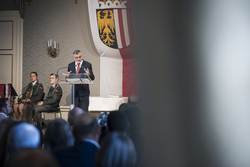 Landeshauptmann Mag. Thomas Stelzer und Bildungsdirektor Mag. Dr. Al­fred Klamp­fer, B. A. überreichen Dekrete an neue Direktorinnen und Direktoren im allgemeinbildenden Pflichtschulbereich.