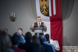 Landeshauptmann Mag. Thomas Stelzer und Bildungsdirektor Mag. Dr. Al­fred Klamp­fer, B. A. überreichen Dekrete an neue Direktorinnen und Direktoren im allgemeinbildenden Pflichtschulbereich.