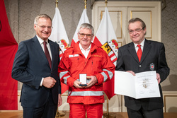 Landeshauptmann Mag. Thomas Stelzer verleiht die Rettungsdienstmedaillen an langjährige und verdiente Rotkreuz-Mitarbeiterinnen und Mitarbeiter.