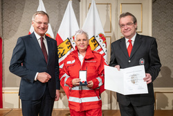 Landeshauptmann Mag. Thomas Stelzer verleiht die Rettungsdienstmedaillen an langjährige und verdiente Rotkreuz-Mitarbeiterinnen und Mitarbeiter.