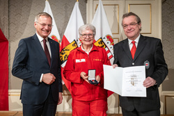 Landeshauptmann Mag. Thomas Stelzer verleiht die Rettungsdienstmedaillen an langjährige und verdiente Rotkreuz-Mitarbeiterinnen und Mitarbeiter.
