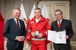 Landeshauptmann Mag. Thomas Stelzer verleiht die Rettungsdienstmedaillen an langjährige und verdiente Rotkreuz-Mitarbeiterinnen und Mitarbeiter.