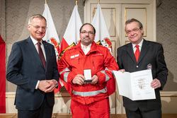 Landeshauptmann Mag. Thomas Stelzer verleiht die Rettungsdienstmedaillen an langjährige und verdiente Rotkreuz-Mitarbeiterinnen und Mitarbeiter.