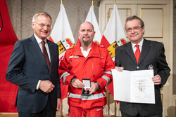 Landeshauptmann Mag. Thomas Stelzer verleiht die Rettungsdienstmedaillen an langjährige und verdiente Rotkreuz-Mitarbeiterinnen und Mitarbeiter.