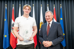 Landeshauptmann Mag. Thomas Stelzer ehrt im Linzer Landhaus ausgezeichnete Lehrlinge.
