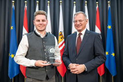 Landeshauptmann Mag. Thomas Stelzer ehrt im Linzer Landhaus ausgezeichnete Lehrlinge.