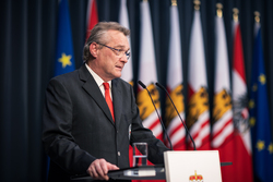 Landeshauptmann Mag. Thomas Stelzer verleiht die Rettungsdienstmedaillen an langjährige und verdiente Rotkreuz-Mitarbeiterinnen und Mitarbeiter.