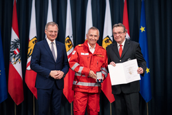 Landeshauptmann Mag. Thomas Stelzer verleiht die Rettungsdienstmedaillen an langjährige und verdiente Rotkreuz-Mitarbeiterinnen und Mitarbeiter.