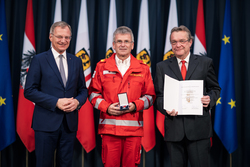 Landeshauptmann Mag. Thomas Stelzer verleiht die Rettungsdienstmedaillen an langjährige und verdiente Rotkreuz-Mitarbeiterinnen und Mitarbeiter.