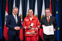 Landeshauptmann Mag. Thomas Stelzer verleiht die Rettungsdienstmedaillen an langjährige und verdiente Rotkreuz-Mitarbeiterinnen und Mitarbeiter.