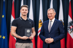 Landeshauptmann Mag. Thomas Stelzer empfängt ehemalige Lehrlinge, die ihre Ausbildung mit Auszeichnung abgeschlossen haben.