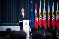 Landeshauptmann Mag. Thomas Stelzer empfängt ehemalige Lehrlinge, die ihre Ausbildung mit Auszeichnung abgeschlossen haben.
