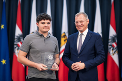 Landeshauptmann Mag. Thomas Stelzer empfängt ehemalige Lehrlinge, die ihre Ausbildung mit Auszeichnung abgeschlossen haben.