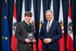 Landeshauptmann Mag. Thomas Stelzer empfängt ehemalige Lehrlinge, die ihre Ausbildung mit Auszeichnung abgeschlossen haben.