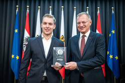 Landeshauptmann Mag. Thomas Stelzer empfängt ausgezeichnete Lehrlinge zu einer Feierstunde im Linzer Landhaus und übergibt die Trophäen des Landes Oberösterreich.