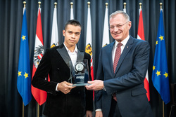 Landeshauptmann Mag. Thomas Stelzer empfängt ausgezeichnete Lehrlinge zu einer Feierstunde im Linzer Landhaus und übergibt die Trophäen des Landes Oberösterreich.
