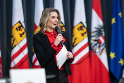 Landeshauptmann Mag. Thomas Stelzer und Generaldirektor Dr. Heinrich Schaller verleihen den Oö. Volkskulturpreis 2024.
