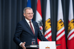 Landeshauptmann Mag. Thomas Stelzer und Generaldirektor Dr. Heinrich Schaller verleihen den Oö. Volkskulturpreis 2024.