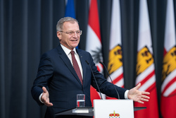 Landeshauptmann Mag. Thomas Stelzer und Generaldirektor Dr. Heinrich Schaller verleihen den Oö. Volkskulturpreis 2024.
