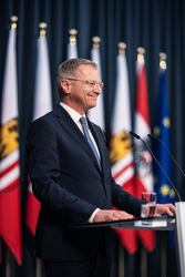 Landeshauptmann Mag. Thomas Stelzer überreicht Auszeichnungen an ehemalige Landesbedienstete im Steinernen Saal des Linzer Landhauses.