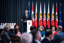 Landeshauptmann Mag. Thomas Stelzer überreicht Auszeichnungen an ehemalige Landesbedienstete im Steinernen Saal des Linzer Landhauses.