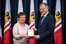 Landeshauptmann Mag. Thomas Stelzer überreicht Auszeichnungen an ehemalige Landesbedienstete im Steinernen Saal des Linzer Landhauses.