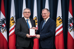 Landeshauptmann Mag. Thomas Stelzer überreicht Auszeichnungen an ehemalige Landesbedienstete im Steinernen Saal des Linzer Landhauses.