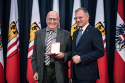 Landeshauptmann Mag. Thomas Stelzer überreicht Auszeichnungen an ehemalige Landesbedienstete im Steinernen Saal des Linzer Landhauses.