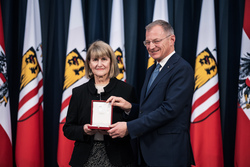 Landeshauptmann Mag. Thomas Stelzer überreicht Auszeichnungen an ehemalige Landesbedienstete im Steinernen Saal des Linzer Landhauses.