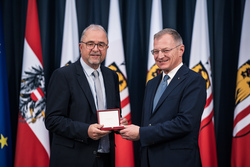 Landeshauptmann Mag. Thomas Stelzer überreicht Auszeichnungen an ehemalige Landesbedienstete im Steinernen Saal des Linzer Landhauses.
