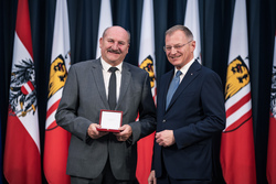 Landeshauptmann Mag. Thomas Stelzer überreicht Auszeichnungen an ehemalige Landesbedienstete im Steinernen Saal des Linzer Landhauses.
