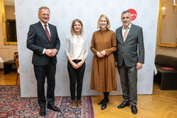 Landeshauptmann Mag. Thomas Stelzer, Bildungslandesrätin Mag.a Christine Haberlander und Bildungsdirektor Mag. Dr. Alfred Klampfer empfangen neue Lehrerinnen und Lehre bei einer Feierstunde im Linzer Landhaus.