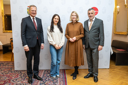 Landeshauptmann Mag. Thomas Stelzer, Bildungslandesrätin Mag.a Christine Haberlander und Bildungsdirektor Mag. Dr. Alfred Klampfer empfangen neue Lehrerinnen und Lehre bei einer Feierstunde im Linzer Landhaus.