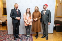 Landeshauptmann Mag. Thomas Stelzer, Bildungslandesrätin Mag.a Christine Haberlander und Bildungsdirektor Mag. Dr. Alfred Klampfer empfangen neue Lehrerinnen und Lehre bei einer Feierstunde im Linzer Landhaus.