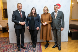 Landeshauptmann Mag. Thomas Stelzer, Bildungslandesrätin Mag.a Christine Haberlander und Bildungsdirektor Mag. Dr. Alfred Klampfer empfangen neue Lehrerinnen und Lehre bei einer Feierstunde im Linzer Landhaus.