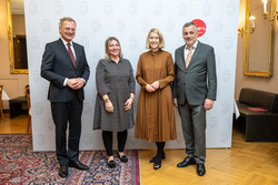 Landeshauptmann Mag. Thomas Stelzer, Bildungslandesrätin Mag.a Christine Haberlander und Bildungsdirektor Mag. Dr. Alfred Klampfer empfangen neue Lehrerinnen und Lehre bei einer Feierstunde im Linzer Landhaus.