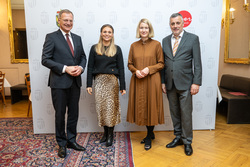 Landeshauptmann Mag. Thomas Stelzer, Bildungslandesrätin Mag.a Christine Haberlander und Bildungsdirektor Mag. Dr. Alfred Klampfer empfangen neue Lehrerinnen und Lehre bei einer Feierstunde im Linzer Landhaus.